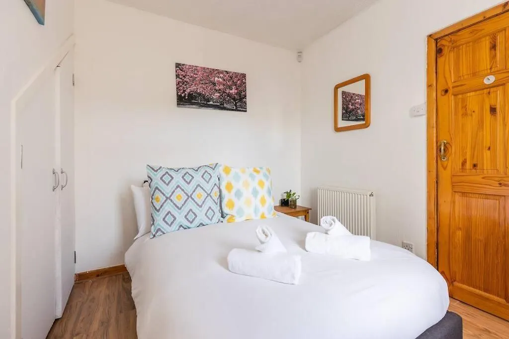 Beautiful 2 Bedroom Flat In Edinburgh 0*,  United Kingdom