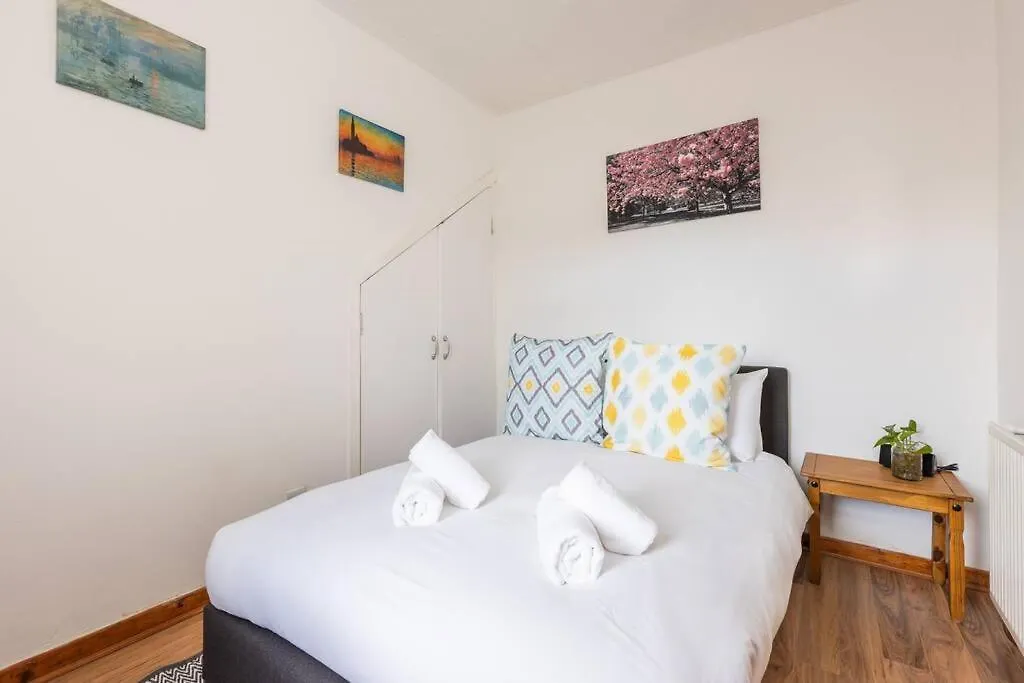 Beautiful 2 Bedroom Flat In Edinburgh contacts